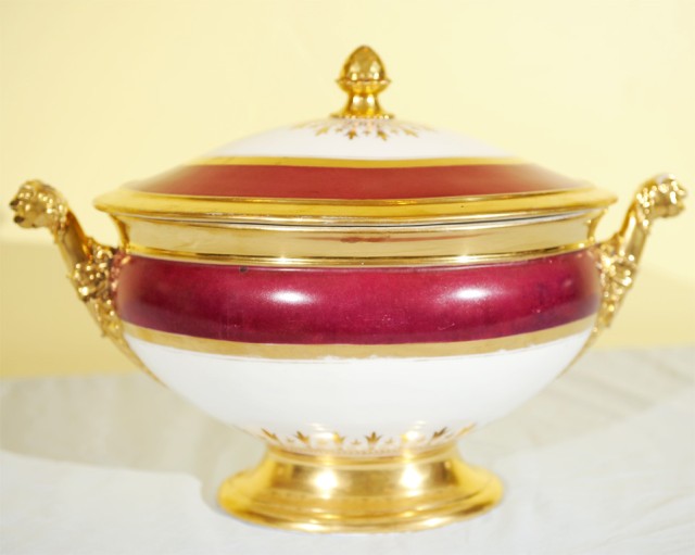 Large lidded tureen.