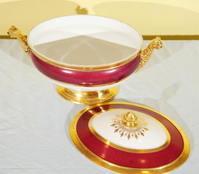 Tureen and lid.